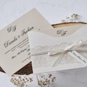 Pozivnica sa detaljima čipke