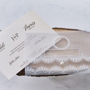 Pozivnica u bež boji od plexi plastike