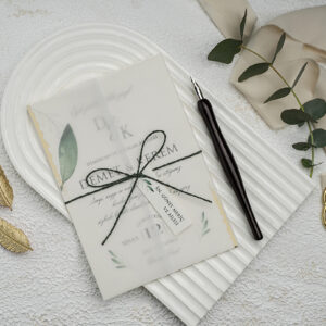 Model 9206- Ova pozivnica izdvaja se jedinstvenim dizajnom gde je elegantna pozivnica, ukrašena zelenim biljnim motivom i zlatnim rubovima, smeštena u omot